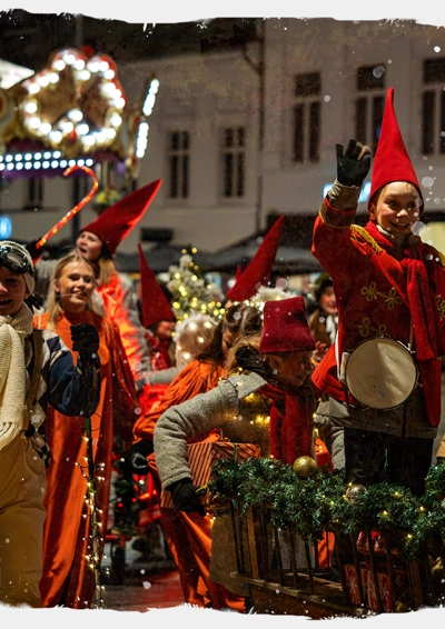 Komediehusets juleparade med nisser og julefabeldyr