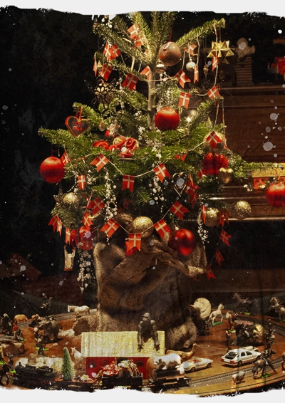 Yndigt pyntet juletræ med legetøj under