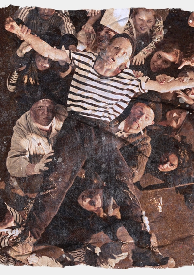 Søkvinde bliver løftet af en masse mystiske figurer